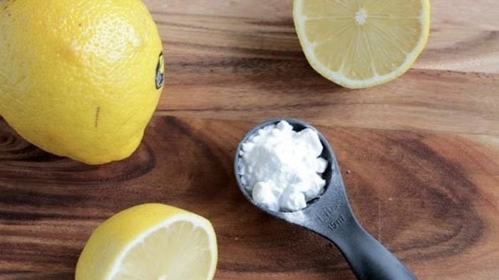 Kết hợp chanh với baking soda sẽ giúp tăng hiệu quả làm sạch. Ảnh minh họa