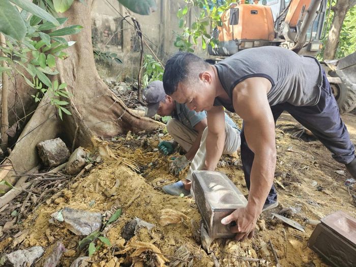 Đơn vị đã phát hiện một số tiểu sành nghi có hài cốt bên trong. Ảnh: TB