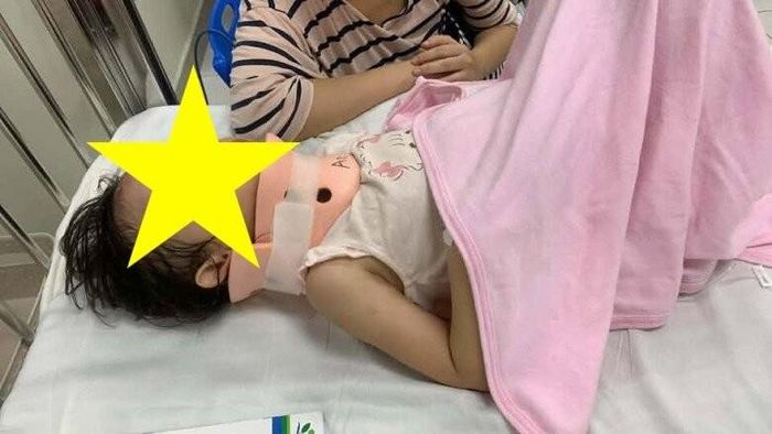 Bé gái bị thương khá nặng khiến ai nhìn cũng thấy thương.
