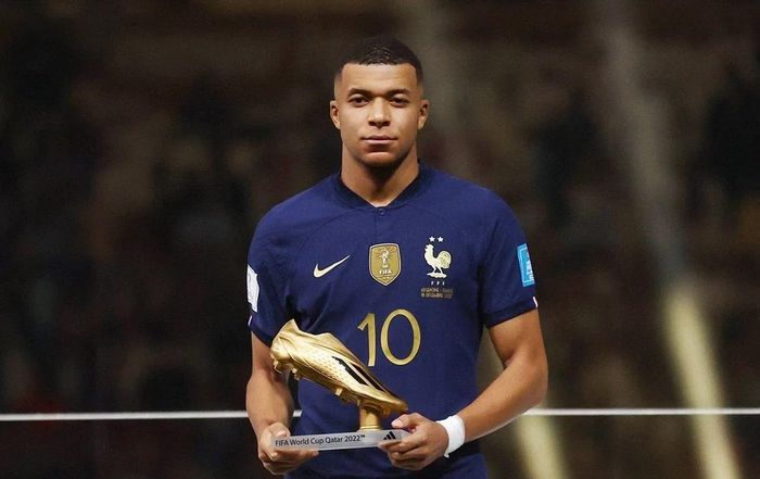 Mbappé từng không nhận trực tiếp băng đội trưởng từ tay Kanté mà phải thông qua một đồng đội khác chuyển giúp.