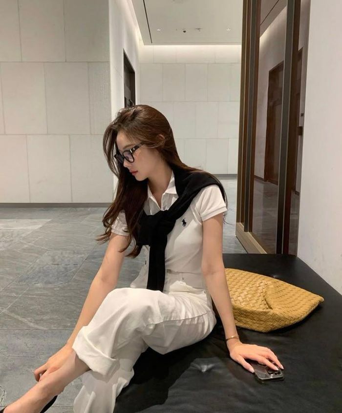 Cardigan mỏng kết hợp cùng quần suông hoặc chân váy dài là lựa chọn đáng tham khảo.