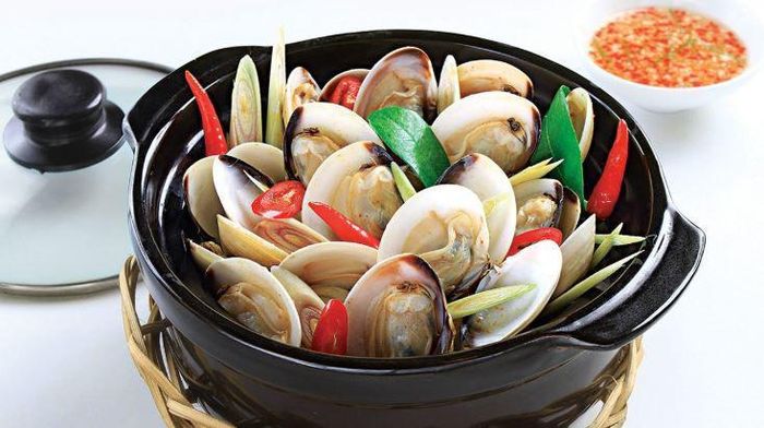 Ngao hấp sả ớt căng mọng, béo tròn.