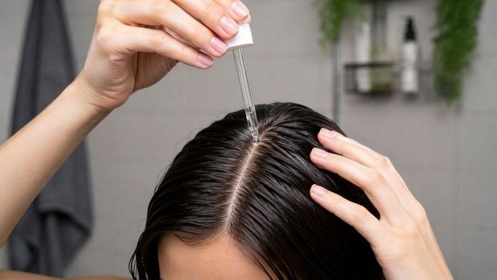 Việc sử dụng giấm trắng pha loãng có thể giúp da đầu sạch thoáng hơn 