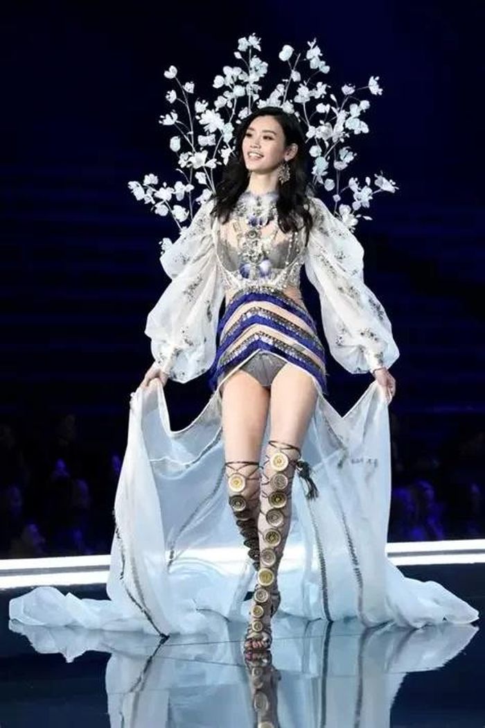 Cú ngã của Hề Mộng Dao tại Victoria's Secret 2017 từng gây chấn động làng mốt thế giới. (Ảnh: hawtceles.com)