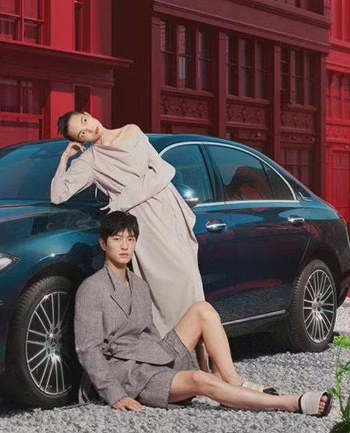 Chuyện tình của Thư Hiểu Văn và Kim Đại Xuyên bắt đầu từ tình bạn lâu năm. (Ảnh: Weibo)