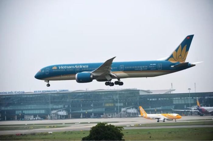 Máy bay của Vietnam Airlines chuẩn bị hạ cánh tại Sân bay Quốc tế Nội Bài. Ảnh: Vietnam+
