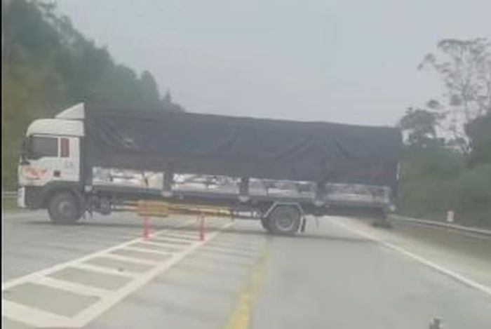 Đối với hành vi quay đầu xe trên đường cao tốc, người điều khiển ô tô bị xử phạt từ 30 đến 40 triệu đồng và bị trừ 10 điểm Giấy phép lái xe. (Ảnh minh họa).