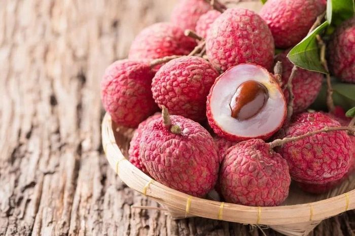Vải thiều chín ngon sẽ có mùi thơm dịu nhẹ, dễ chịu