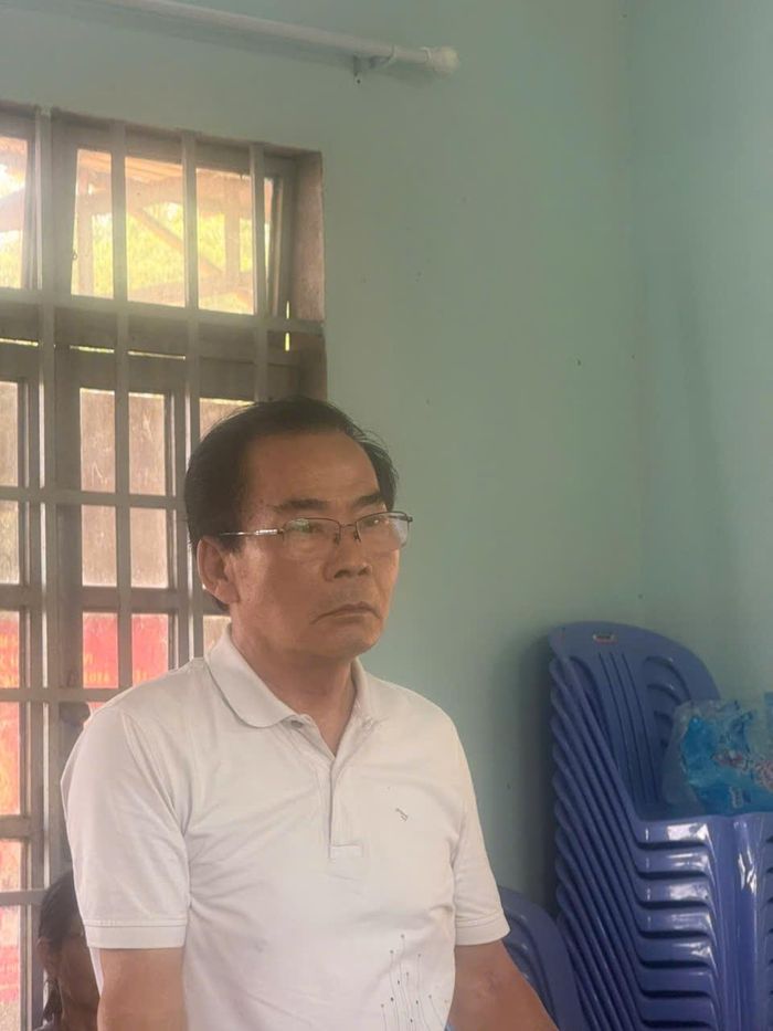 Ông Lương Minh Sơn (Bí thư ấp Hòa Phú) cùng một số người dân trình bày vụ việc