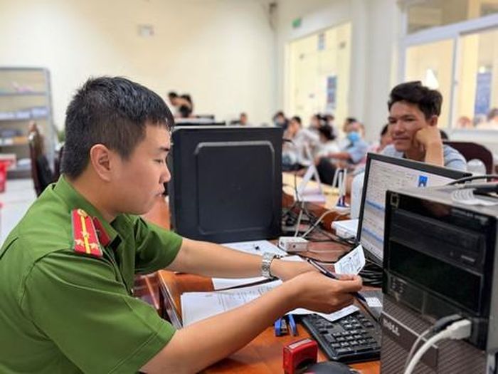 Công an xã Dương Minh Châu, tỉnh Tây Ninh hỗ trợ người dân cấp căn cước, hoàn tất thủ tục hành chính
