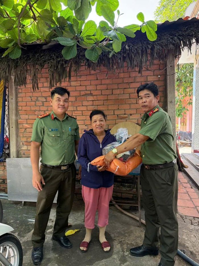 Tổ công tác tặng quà cho các gia đình có hoàn cảnh khó khăn trên địa bàn