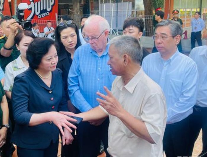 Phó Thủ tướng Phạm Thị Thanh Trà trao đổi với nhân chứng tại công viên Lê Thị Riêng