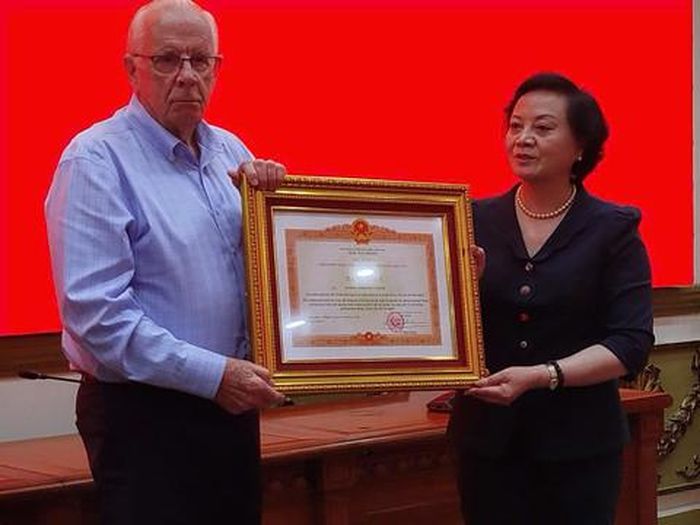 Phó Thủ tướng Phạm Thị Thanh Trà trao bằng khen cho cựu binh Mỹ Robert Ambrose Connor vì những thông tin đóng góp cho quá trình khảo sát, tìm kiếm mộ tập thể liệt sĩ