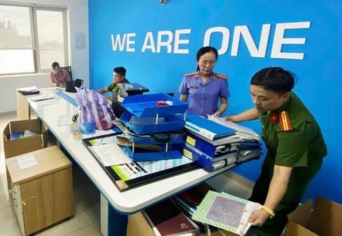 Cơ quan CSĐT cùng Viện KSND TP Đà Nẵng khám xét nơi ở, nơi làm việc của đối tượng.