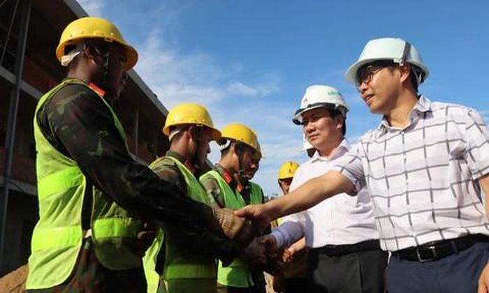 Lãnh đạo Sở GD&amp;ĐT tỉnh Gia Lai và chủ đầu tư hỏi thăm tình hình các lực lượng vũ trang đang hỗ trợ xây dựng trường học.