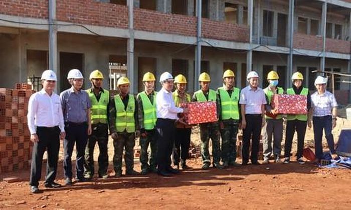 Lãnh đạo Sở GD&amp;ĐT cùng chủ đầu tư tặng quà, động viên người lao động và lực lượng vũ trang đang thi công trường nội trú xã Ia Dom.
