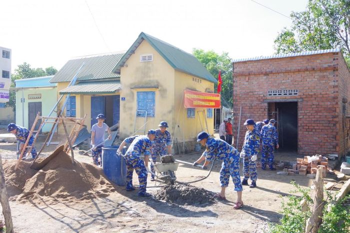 Lực lượng Học viện Hải quân đang bận rộn với những công việc xây dựng, ngôi nhà dần đi vào giai đoạn hoàn thành.