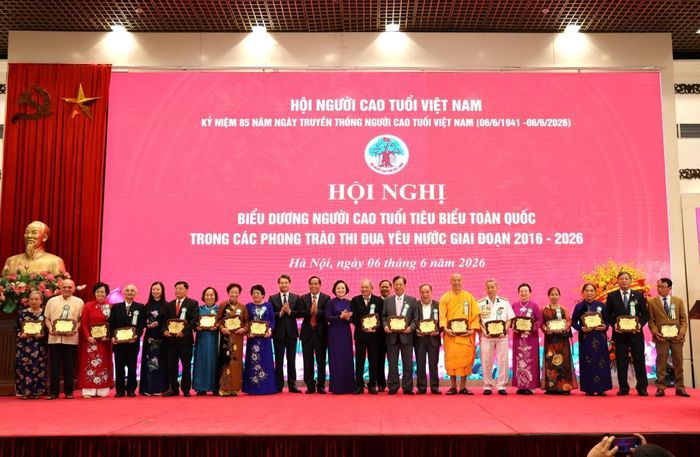 Phó Thủ tướng và các đại biểu chúc mừng người cao tuổi tiêu biểu - Ảnh: VGP