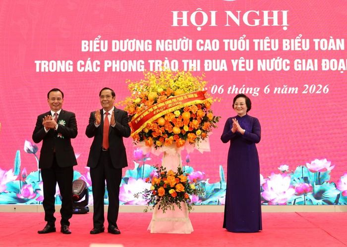 Phó Thủ tướng Phạm Thị Thanh Trà tặng hoa chúc mừng kỷ niệm 85 năm Ngày Truyền thống Người cao tuổi Việt Nam - Ảnh: VGP