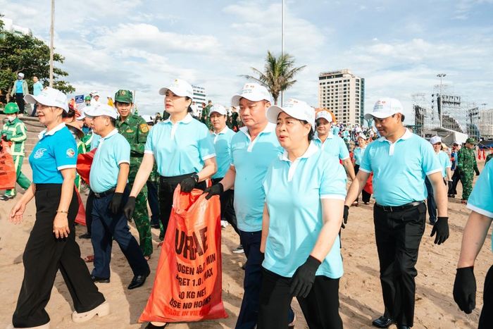 Các đại biểu đã tham gia nhiều hoạt động thiết thực như ra quân làm sạch bãi biển Cửa Lò, trồng cây xanh sau Lễ phát động.