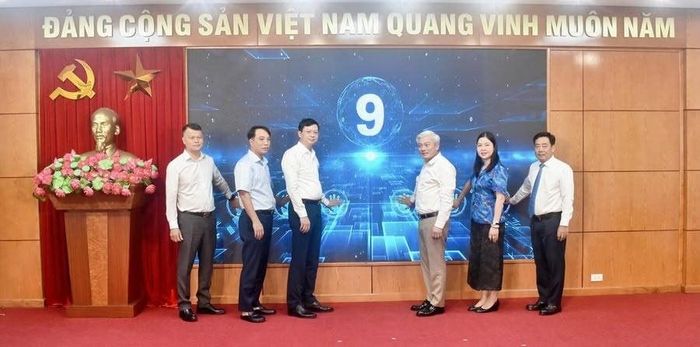 Các đại biểu thực hiện nghi thức ra mắt “Sổ tay Đại Mỗ số đồng hành cùng phụ huynh” năm học 2026-2027.