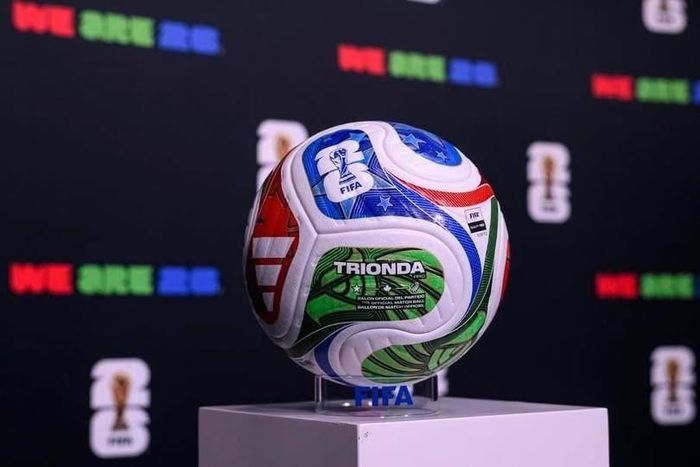 Bóng Trionda được Adidas phát triển cho World Cup 2026, tích hợp cảm biến chuyển động giúp cung cấp dữ liệu thời gian thực cho hệ thống bắt việt vị bán tự động.