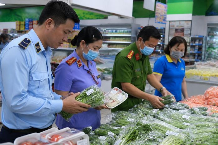 Lực lượng chức năng kiểm tra nguồn gốc, chất lượng thực phẩm tại cơ sở kinh doanh trên địa bàn TP.HCM nhằm bảo đảm an ninh, an toàn thực phẩm cho người dân. Ảnh: minh họa