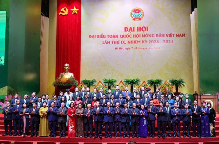 Các đại biểu chụp ảnh lưu niệm với đại diện lãnh đạo Đảng, Nhà nước.