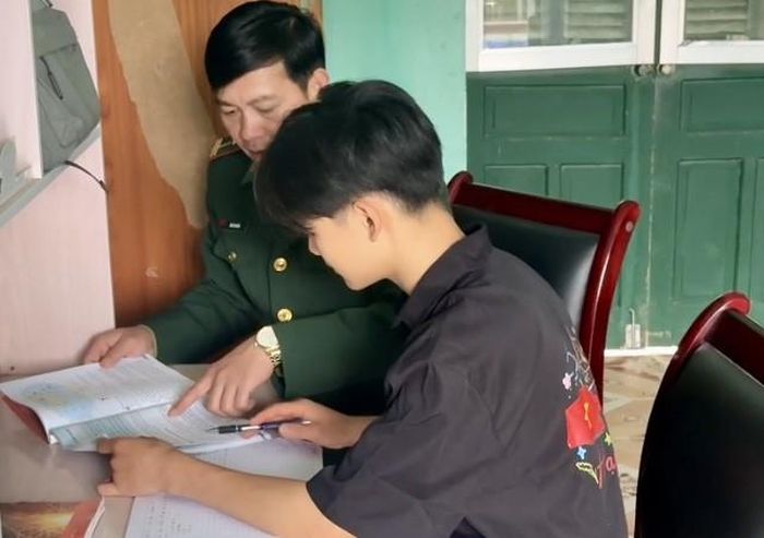  Cán bộ Đồn Biên phòng Cửa khẩu Pác Bó hướng dẫn “con nuôi” học bài, ôn luyện kiến thức. 
