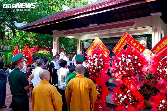 Các đại biểu dâng hương tại Nhà bia ghi danh liệt sĩ trong công viên Lê Thị Riêng.