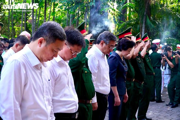 Các đại biểu dành phút mặc niệm, dâng hương tưởng nhớ những người đã hy sinh vì độc lập, tự do của dân tộc.