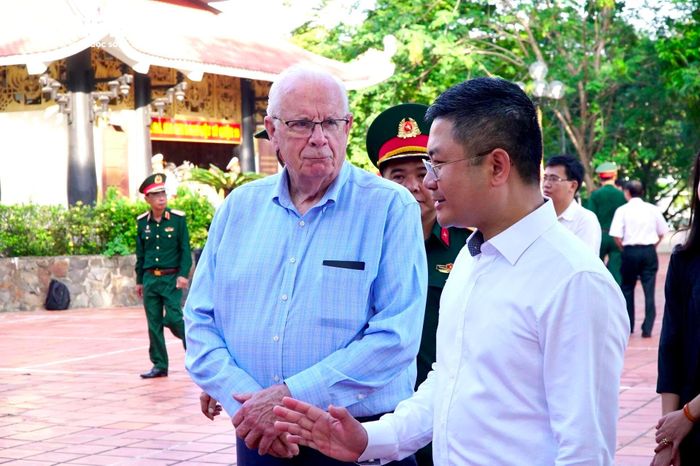 Tham dự sự kiện có ông Robert Ambrose Connor - cựu binh Mỹ từng tham chiến tại Việt Nam. Trong nhiều năm qua, ông đã cung cấp tài liệu, bản đồ, hồi ký và những thông tin liên quan đến các địa điểm chôn cất tập thể trong chiến tranh, góp phần hỗ trợ công tác tìm kiếm hài cốt liệt sĩ.