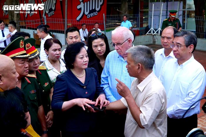 Phó Thủ tướng Phạm Thị Thanh Trà trao đổi thông tin với ông Robert Ambrose Connor và kiến trúc sư Nguyễn Xuân Thắng - người nhiều năm gắn bó với việc thu thập thông tin phục vụ tìm kiếm hài cốt liệt sĩ.