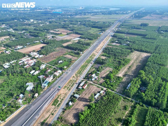 Hiện dự án được triển khai thông qua 3 gói thầu xây lắp, tổng giá trị thực hiện đạt khoảng 71,9% giá trị hợp đồng. Trong đó, gói thầu số 26 xây dựng đoạn từ đầu tuyến đến nút giao ĐT25C dài 2,2 km mới đạt 58,5% giá trị hợp đồng, chậm khoảng 10% so với kế hoạch đề ra.