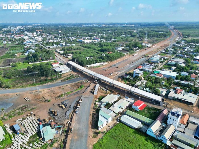Gói thầu số 29 cũng đang chậm tiến độ khi giá trị thực hiện đạt 74,7%, thấp hơn 4,6% so với kế hoạch. Riêng gói thầu số 32, xây dựng đoạn từ nút giao ĐT25B đến cuối tuyến, đạt 77,9% giá trị hợp đồng, vượt tiến độ khoảng 10,5%.