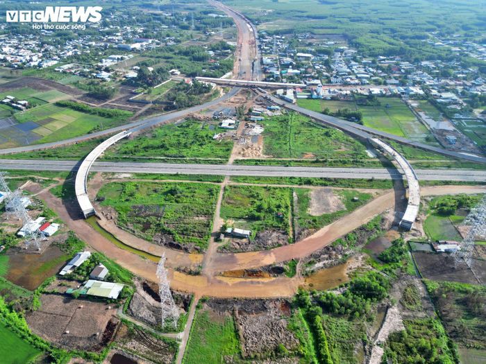 Ghi nhận của PV Báo Điện tử VTC News tại khu vực nút giao với cao tốc Bến Lức - Long Thành (xã Phước An), các đơn vị thi công đang triển khai hạng mục đường dẫn các lối ra, vào kết nối với tuyến cao tốc. Tuy nhiên, hoạt động thi công tại đây diễn ra khá chậm so với kỳ vọng.