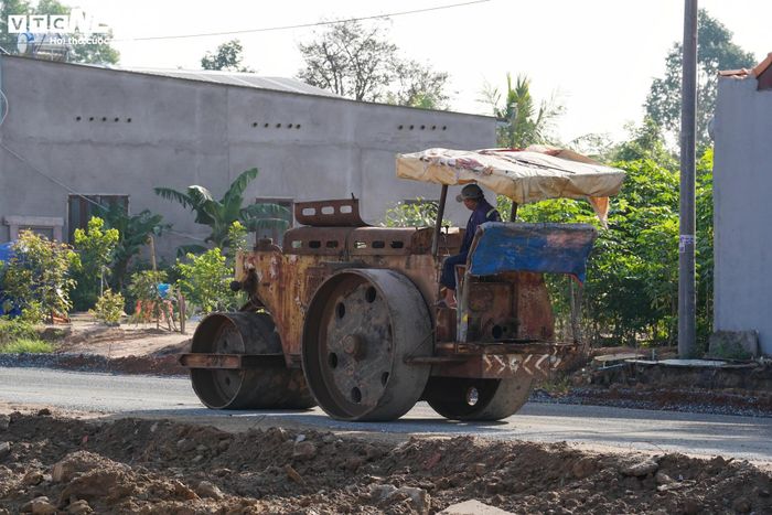 Theo ghi nhận thực tế, dù dự án đang bước vào giai đoạn tăng tốc về đích, tiến độ thi công vẫn chưa đáp ứng yêu cầu ở một số gói thầu quan trọng.