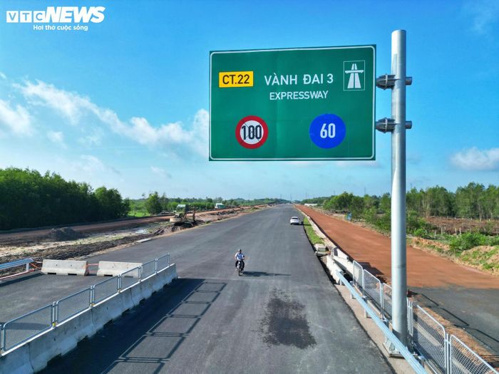 Hệ thống chiếu sáng, biển báo giao thông, sơn kẻ vạch đường đã được lắp đặt đồng bộ và sẵn sàng đưa vào khai thác khi đủ điều kiện.