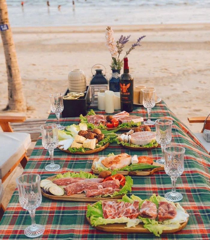 Bữa tiệc thịt nướng lãng mạn bên bờ biển tại Plume Camping.