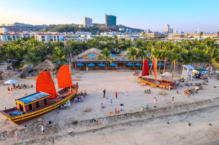 Tạo cảnh cánh buồm đỏ thắm ngay bãi biển của Sun Garden.