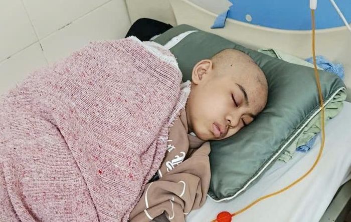 Dương phải gác lại việc học để điều trị ung thư.