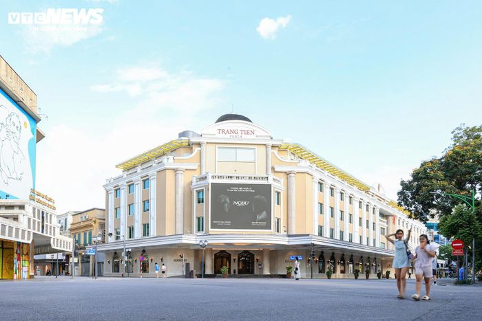 Khu vực phố đi bộ Hồ Gươm, Hà Nội, vắng người qua lại trong ngày cuối tuần nắng gắt.