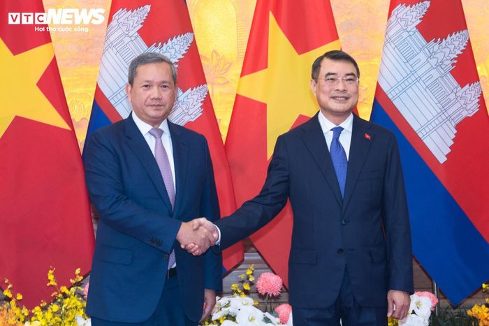 Hai nhà lãnh đạo bắt tay trước hội đàm.