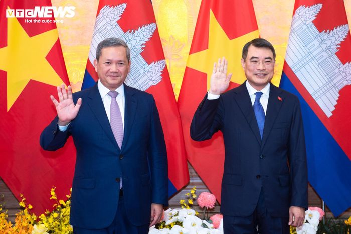 Thủ tướng hai nước chụp ảnh chung tại sảnh lớn Phủ Thủ tướng. 