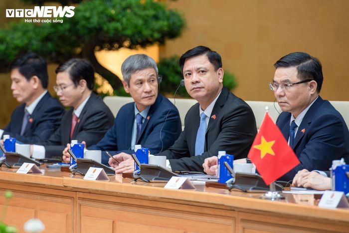 Chuyến thăm của Thủ tướng Campuchia diễn ra trong bối cảnh hai bên đang tích cực triển khai các định hướng chiến lược đã được lãnh đạo cấp cao hai nước thống nhất. Theo Người Phát ngôn Bộ Ngoại giao Phạm Thu Hằng, quan hệ song phương Việt Nam - Campuchia phát triển đa dạng, các chuyến thăm cấp cao vừa qua mở ra giai đoạn phát triển mới về chất, định hướng cho quan hệ hợp tác tin cậy hơn.