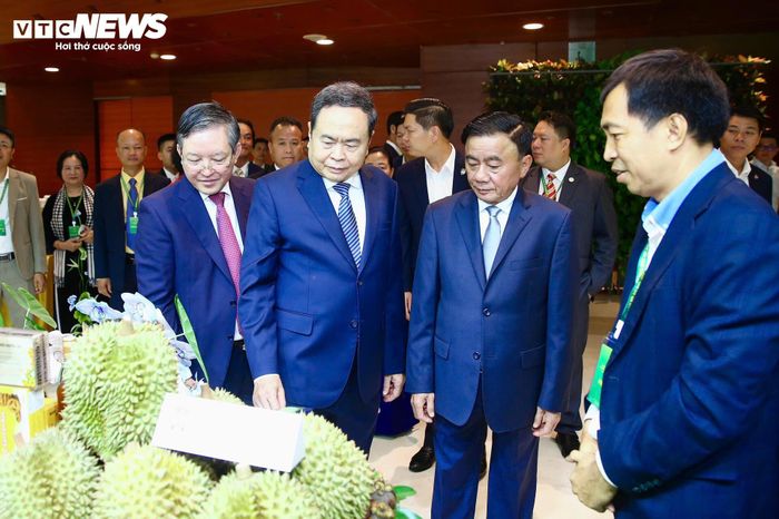 Chủ tịch Quốc hội Trần Thanh Mẫn, Thường trực Ban Bí thư Trần Cẩm Tú tham quan gian trưng bày các sản phẩm nông sản tại Đại hội.