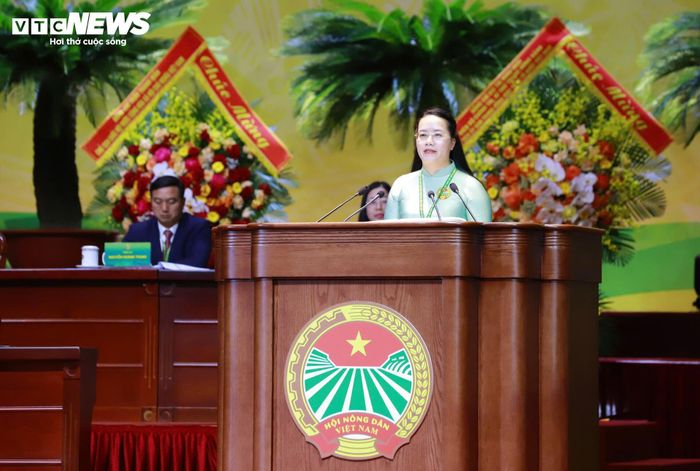 Bà Phạm Hải Hoa, Chủ tịch Hội Nông dân TP Hà Nội đã trình bày tham luận với chủ đề “Vai trò của Hội Nông dân thành phố trong phát triển nông nghiệp đô thị gắn với xây dựng nông dân số, nông nghiệp sạch, môi trường xanh”, với tinh thần “Lấy nông dân làm chủ thể - Lấy chuyển đổi số làm động lực - Lấy phát triển xanh, bền vững làm mục tiêu”.