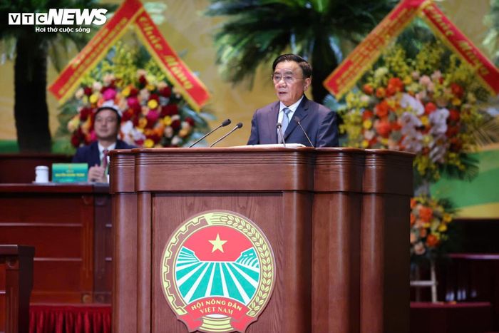 Phát biểu chỉ đạo Đại hội, Thường trực Ban Bí thư Trần Cẩm Tú nhắc lại quan điểm của Đảng tại Nghị quyết Đại hội XIV của Đảng: chuyển dịch cơ cấu kinh tế nông thôn theo hướng xanh, sinh thái, tuần hoàn, theo chuỗi giá trị, hiệu quả cao; đẩy mạnh ứng dụng khoa học công nghệ, chuyển đổi số trong nông nghiệp; phát triển các vùng sản xuất hàng hóa lớn, chất lượng và giá trị gia tăng cao, gắn với chế biến sâu và xây dựng thương hiệu sản phẩm; phát triển kinh tế nông nghiệp, kinh tế nông thôn gắn với xây dựng nông thôn mới.