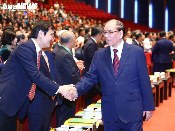 Nguyên Tổng Bí thư Nông Đức Mạnh tới dự Đại hội.