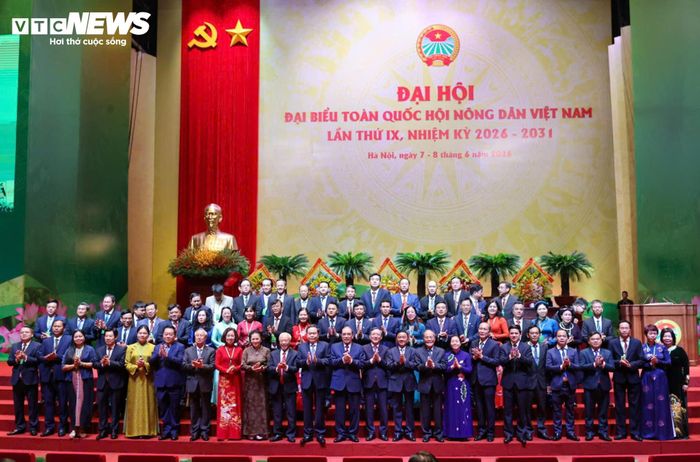 Các trưởng đoàn Hội nông dân 34 tỉnh, thành chụp ảnh lưu niệm với lãnh đạo, nguyên lãnh đạo Đảng, Nhà nước.